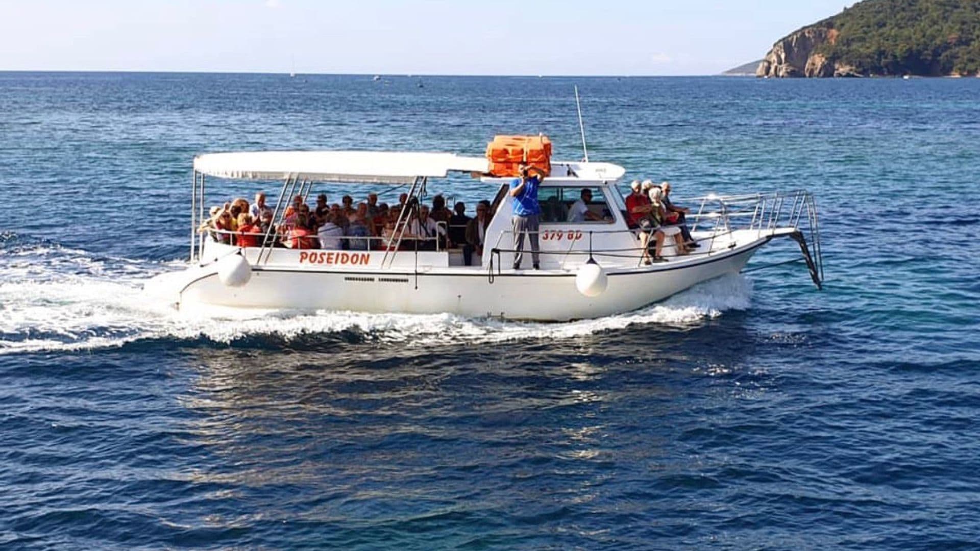 Poseidon izletnički brod u plovidbi s putnicima, Budva