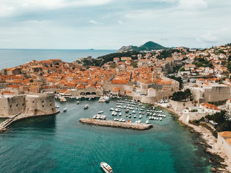 Dubrovnik — pogled na stari grad i Jadransko more idealno za nautičare