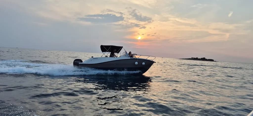 Quicksilver 675 Activ 150HP - Rent a Boat Poreč