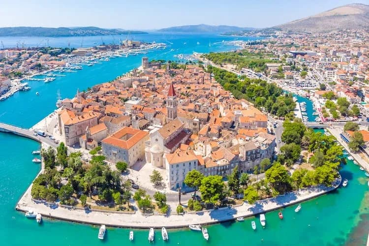Trogir — UNESCO stari grad i Jadransko more, polazišna točka za nautičare